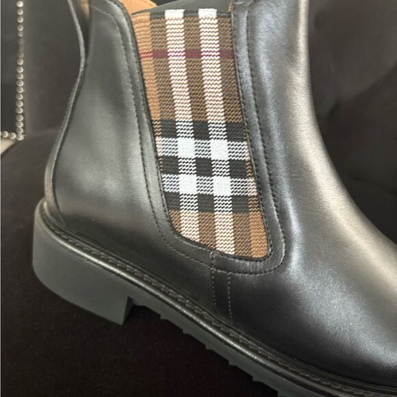 Brand new w/ box Burberry Black Leather Boots with Plaid Accent size Us 7 - Picture 3 of 12